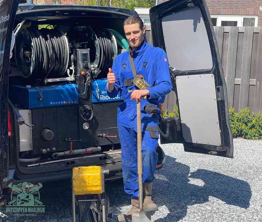 Een tevreden monteur met opgestoken duim naast de bestelbus, slim ingrijpen bespaart kosten bij een verstopte afvoer in Waalwijk