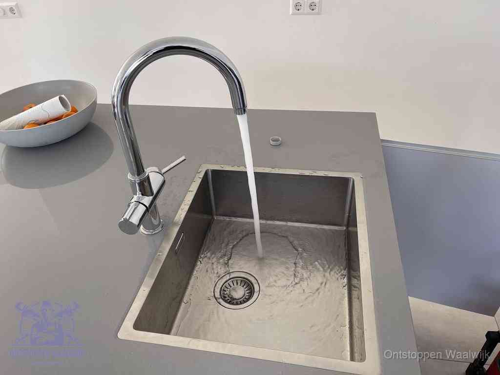 Een vrij doorstromende rvs spoelbak waar het water moeiteloos wegloopt, het resultaat van slim onderhoud dat geld bespaart in Waalwijk