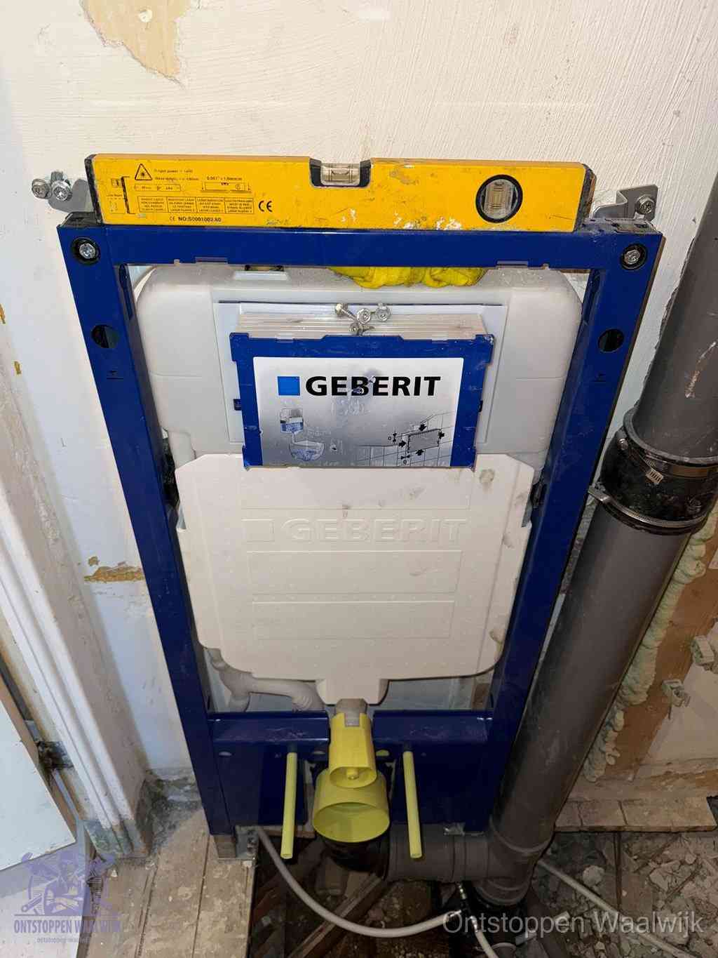 Een Geberit inbouwreservoir met frame voor een hangtoilet tegen de wand, met de afvoerbocht naar de vloer, kenmerkend voor een verstopt hangtoilet in Waalwijk