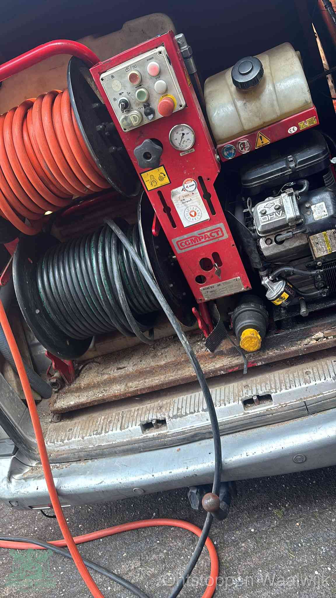 Een rood hogedruk-rioolreinigingstoestel in de laadbak van de bedrijfsbus, apparatuur voor een hardnekkige afvoerverstopping in Waalwijk