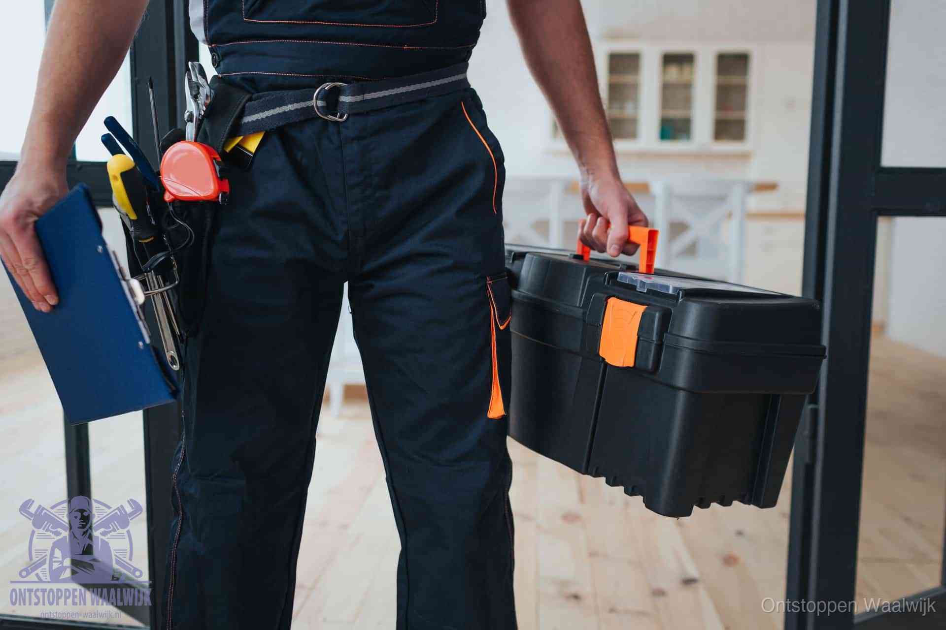 Een monteur met gereedschapsriem en klembord in een keuken, klaar om een transparante prijs voor het gootsteen ontstoppen in Waalwijk te geven