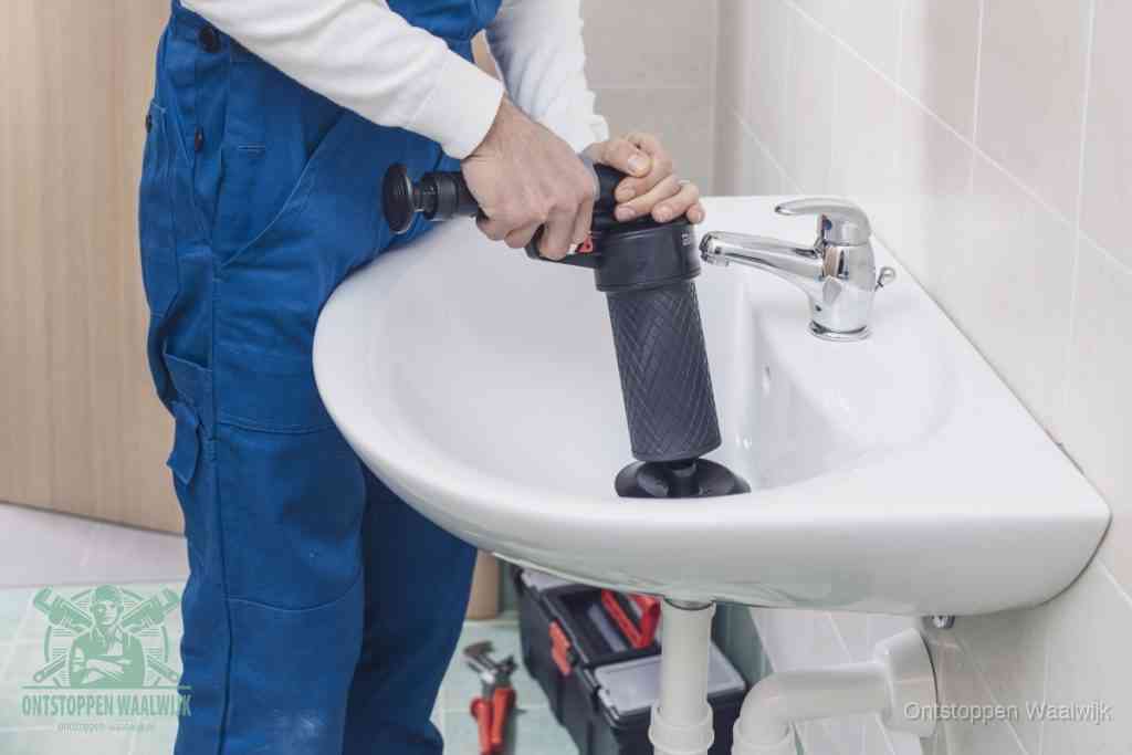 Een te ruwe doe-het-zelf poging met een hand-pomp op de afvoer van een badkamer-wastafel, een van de veelgemaakte fouten bij afvoer ontstoppen in Waalwijk