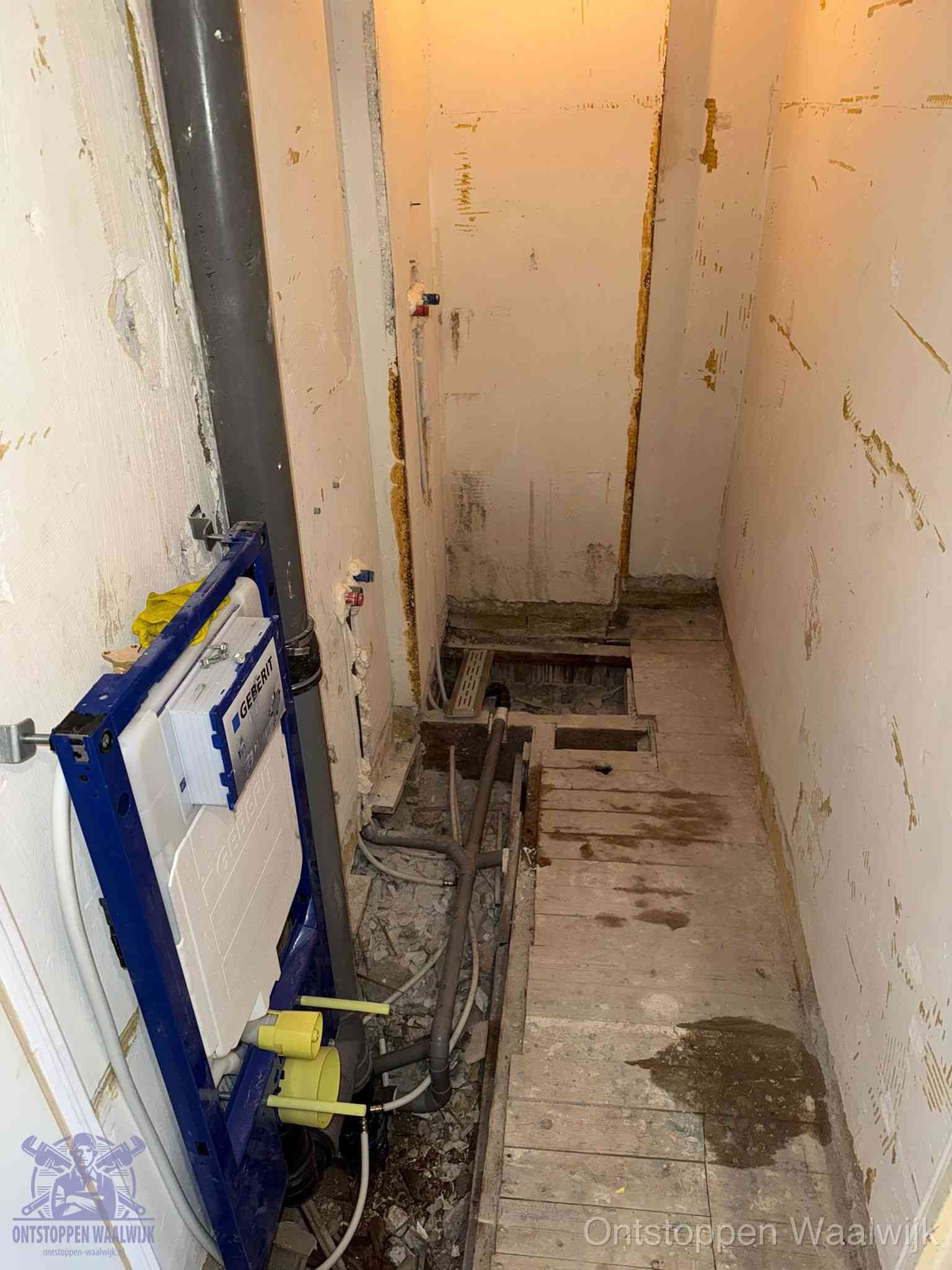 Een opgebroken toiletruimte tijdens renovatie met een Geberit inbouwreservoir en blootliggende oude afvoerleidingen, typisch voor oudere woningen in Waalwijk